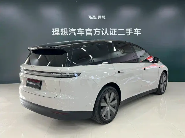 Li Auto i8 — Фото автомобиля 18