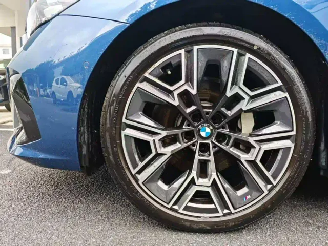 BMW 5 Series — Фото автомобиля 8