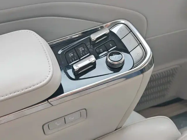 Volvo EM90 — Фото автомобиля 18