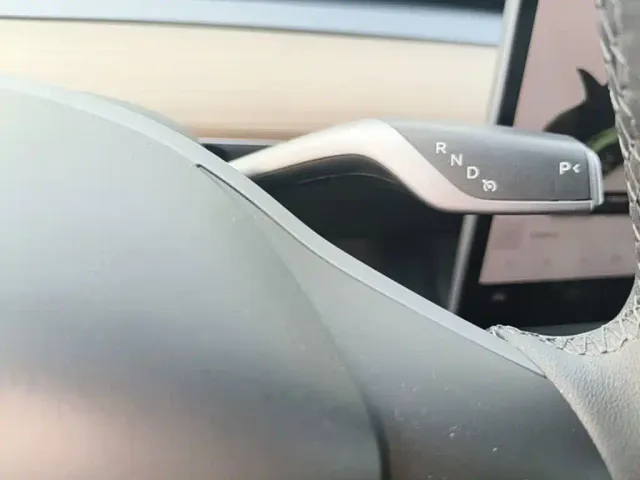 Tesla Model Y — Фото автомобиля 13