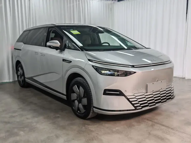 Xpeng X9 — Фото автомобиля 3