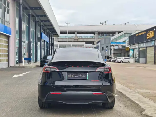 Tesla Model Y — Фото автомобиля 8