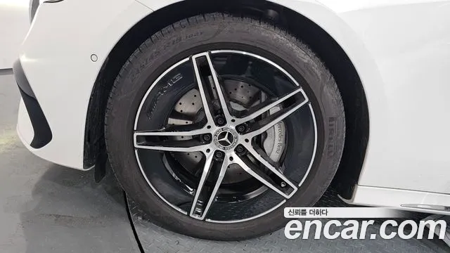 Mercedes-Benz E-Class — Фото автомобиля 5