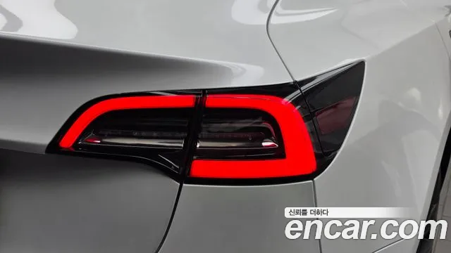 Tesla Model 3 — Фото автомобиля 8
