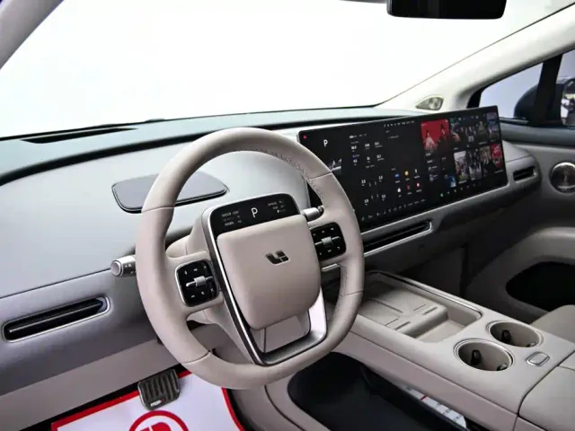 Li Auto i8 — Фото автомобиля 16