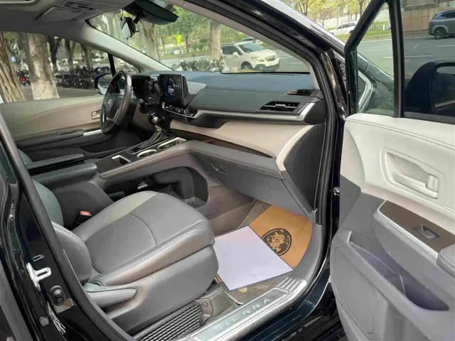 Toyota Sienna — Фото автомобиля 19