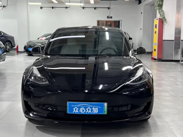 Tesla Model 3 — Фото автомобиля 4