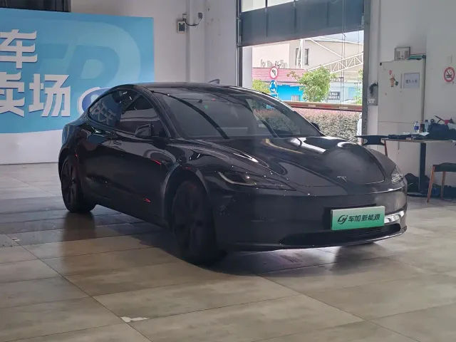 Tesla Model 3 — Фото автомобиля 3
