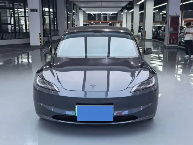 Tesla Model 3 — Фото автомобиля 2