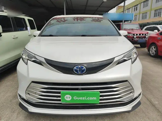 Toyota Sienna — Фото автомобиля 2