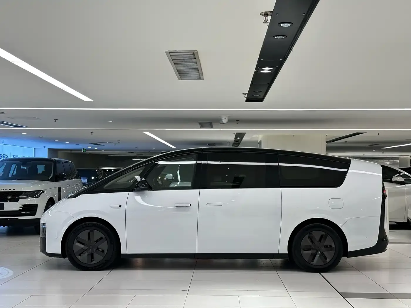 Li Auto Li Auto MEGA 2025 Model Home Family Special Edition — Фото автомобиля 4