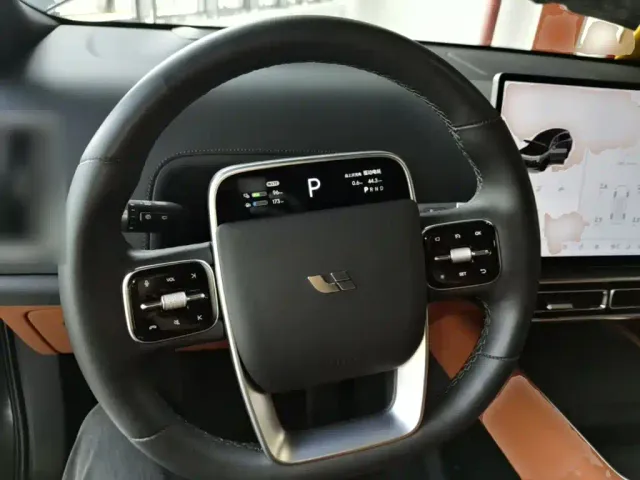 Li Auto L8 — Фото автомобиля 10