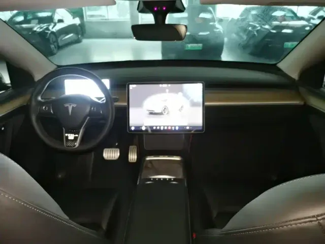 Tesla Model Y — Фото автомобиля 9