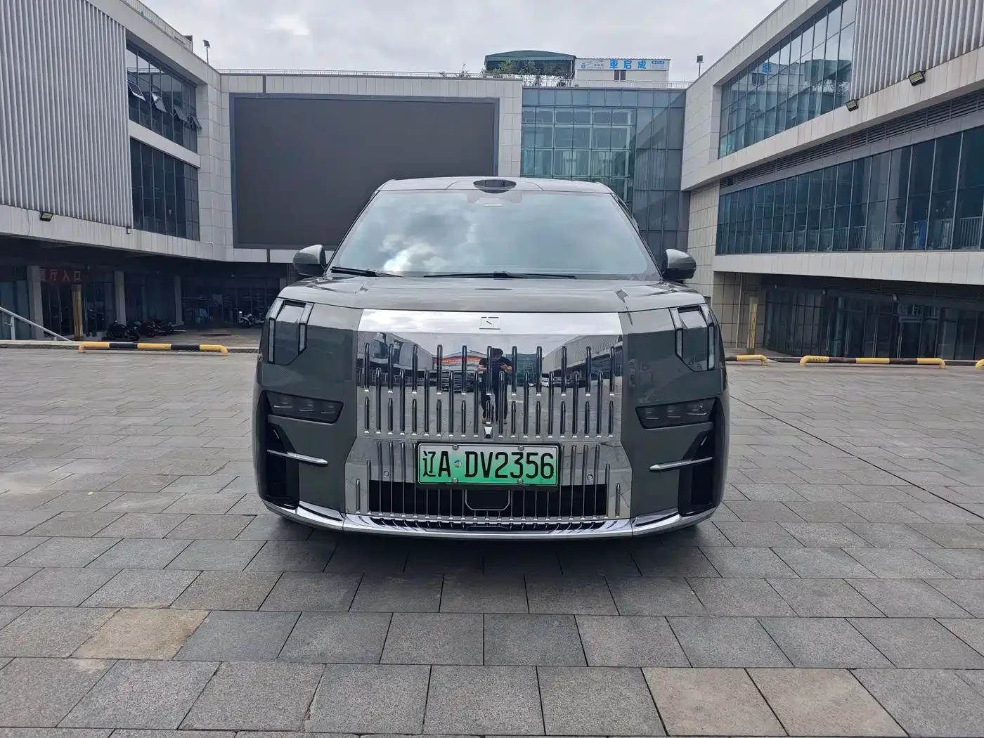 ZEEKR Zeekr 009 2024 6-seat Executive AWD 108kWh — Фото автомобиля 4