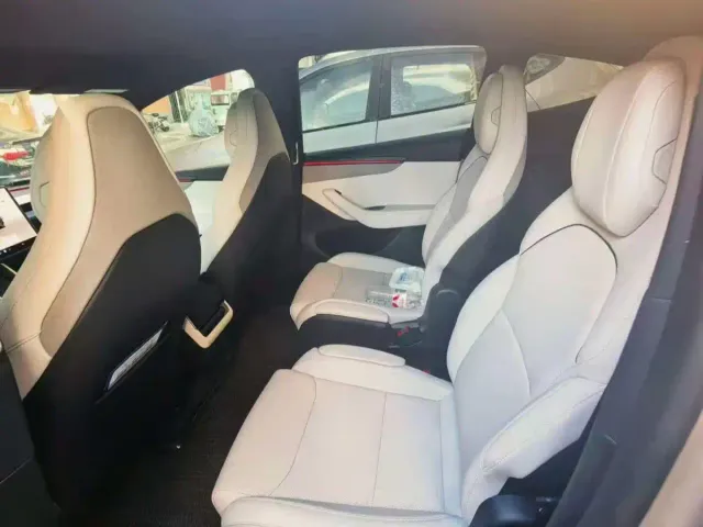 Tesla Model Y L — Фото автомобиля 5