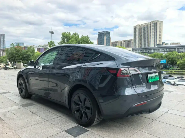 Tesla Model Y — Фото автомобиля 11
