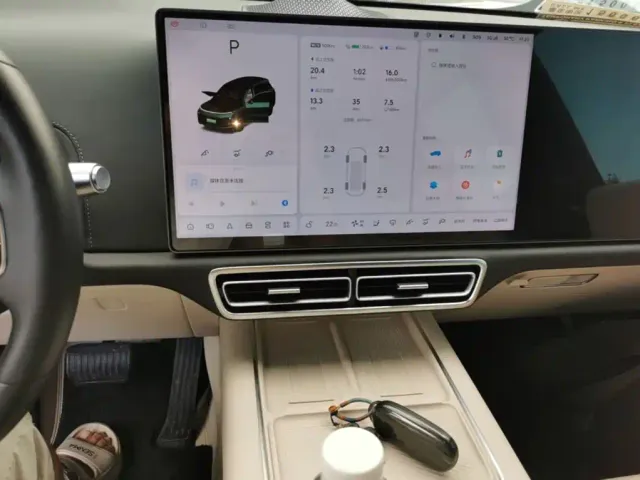 Li Auto L8 — Фото автомобиля 12