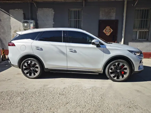 BYD Tang — Фото автомобиля 10