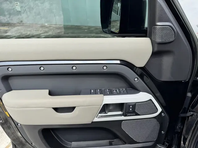 Land Rover Defender — Фото автомобиля 21