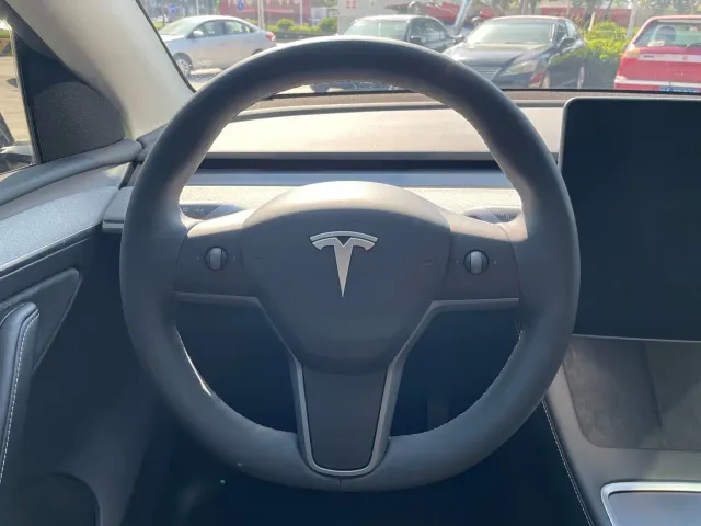 Tesla Model Y — Фото автомобиля 20