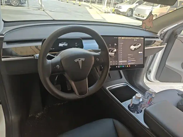 Tesla Model Y — Фото автомобиля 9