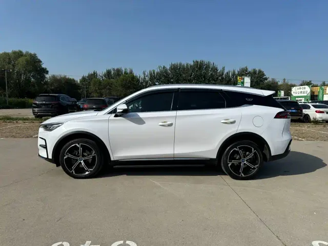 BYD Tang — Фото автомобиля 7
