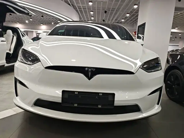 Tesla Model X — Фото автомобиля 2