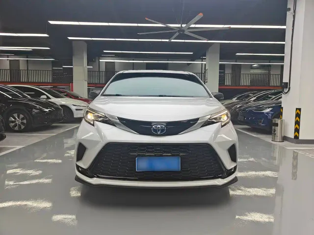 Toyota Sienna — Фото автомобиля 2