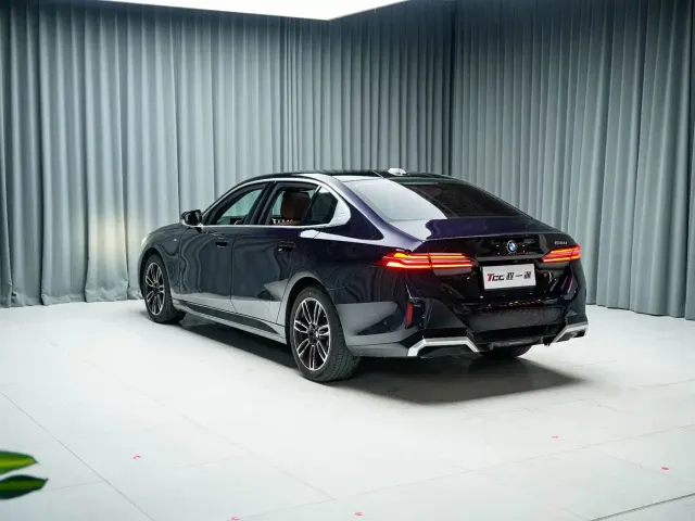 BMW 5 Series — Фото автомобиля 10