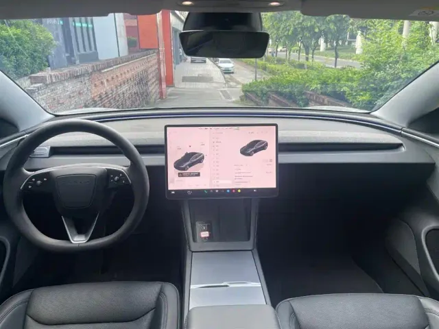 Tesla Model 3 — Фото автомобиля 3