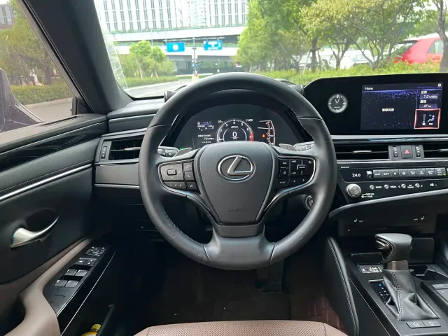 Lexus ES — Фото автомобиля 14