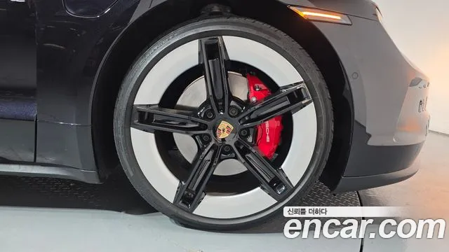 Porsche Taycan — Фото автомобиля 18