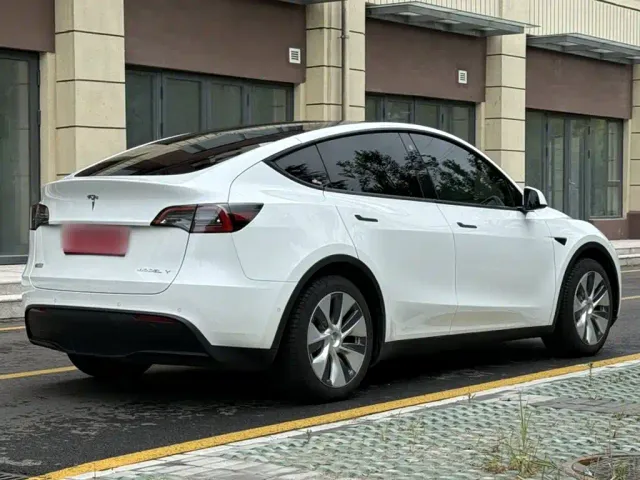 Tesla Model Y — Фото автомобиля 14