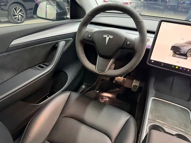 Tesla Model Y — Фото автомобиля 8