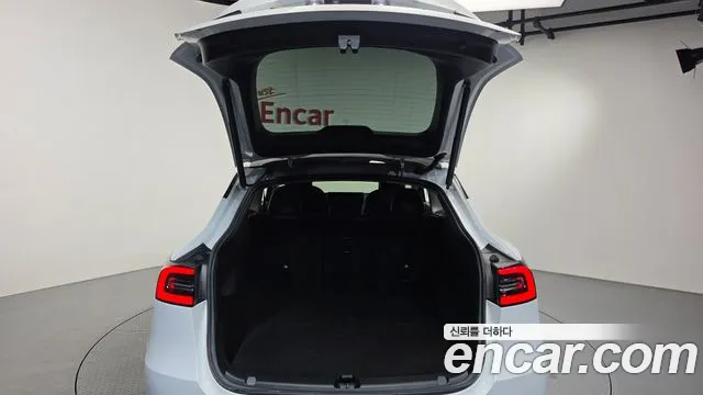 Tesla Model Y — Фото автомобиля 19