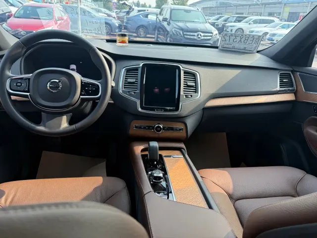 Volvo XC90 — Фото автомобиля 13