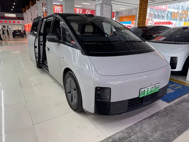 Li Auto MEGA — Фото автомобиля 3
