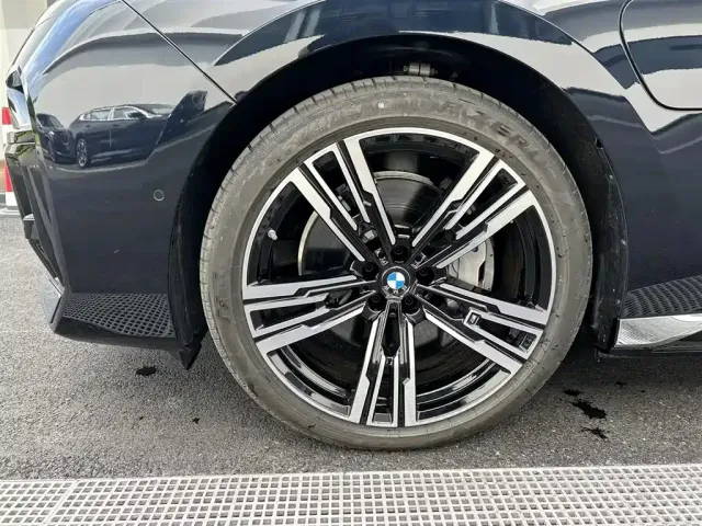BMW BMW i7 2023 eDrive50L Premium M Sport Package — Фото автомобиля 8