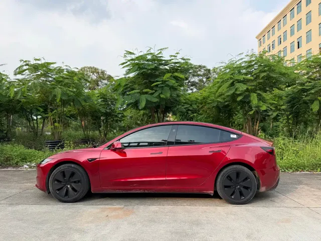 Tesla Model 3 — Фото автомобиля 4