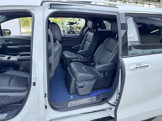 Toyota Sienna — Фото автомобиля 8