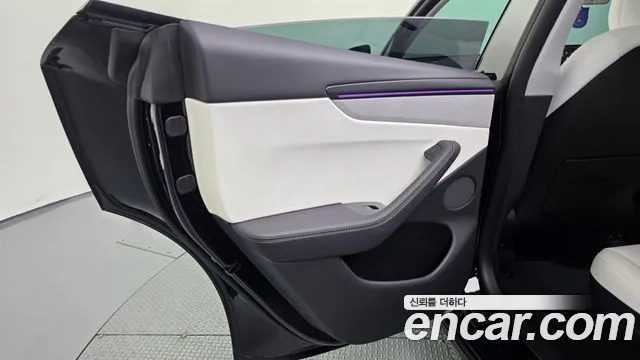 Tesla Model Y — Фото автомобиля 14