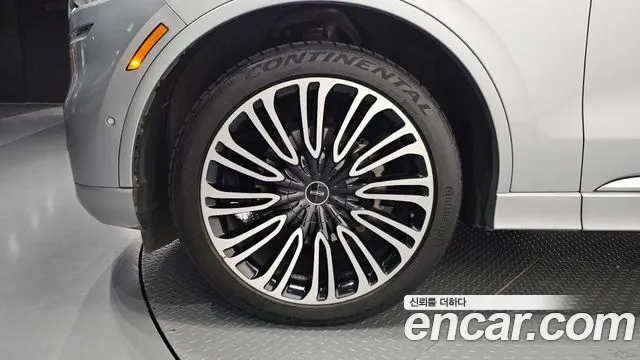 Lincoln Aviator — Фото автомобиля 4