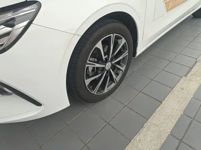 Geely Emgrand — Фото автомобиля 22