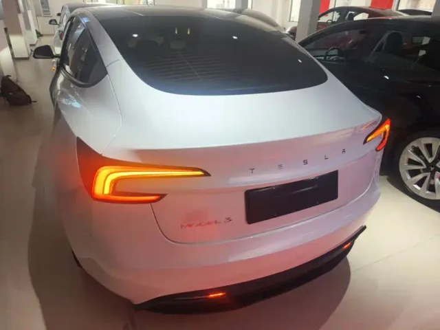 Tesla Model 3 — Фото автомобиля 5