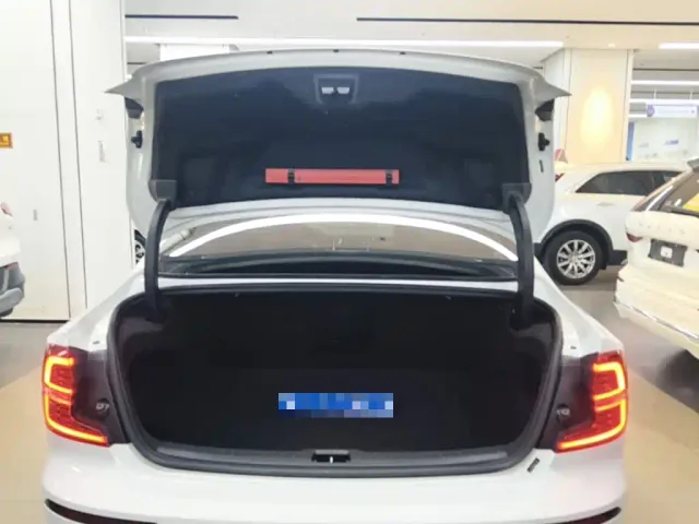 Volvo S60 — Фото автомобиля 18