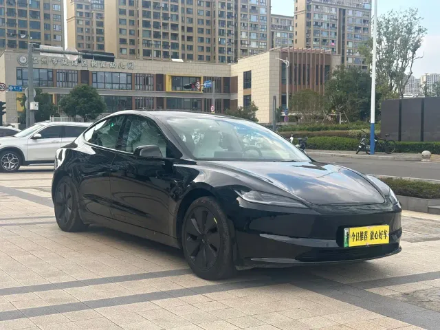 Tesla Model 3 — Фото автомобиля 8
