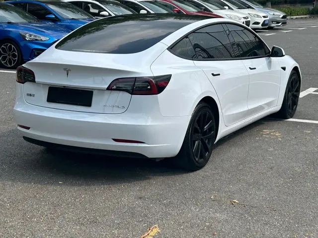 Tesla Model 3 — Фото автомобиля 5