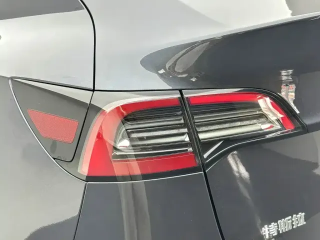 Tesla Model Y — Фото автомобиля 23