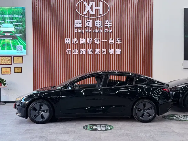 Tesla Model 3 — Фото автомобиля 4