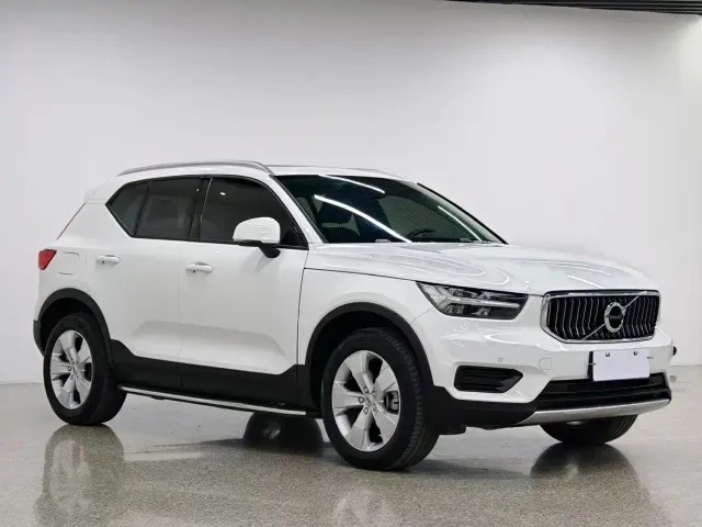 Volvo XC40 — Фото автомобиля 4